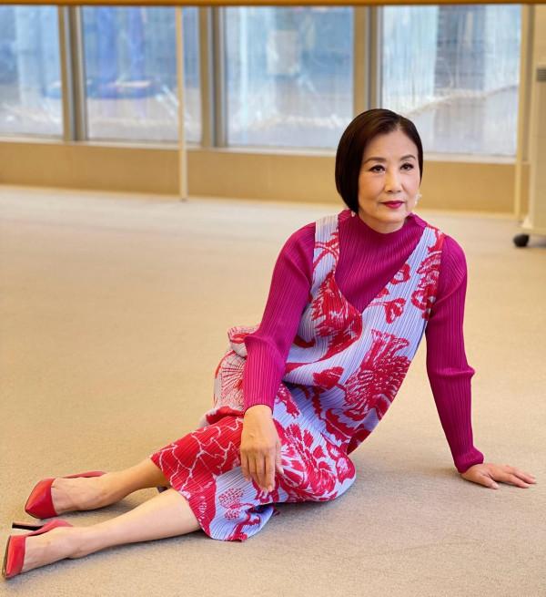 74歲的汪明荃穿衣真拉風,濃妝長裙配高跟鞋,時髦裝扮十分搶鏡 74歲的汪明荃穿衣真拉風,濃妝長裙配高跟鞋,時髦裝扮十分搶鏡