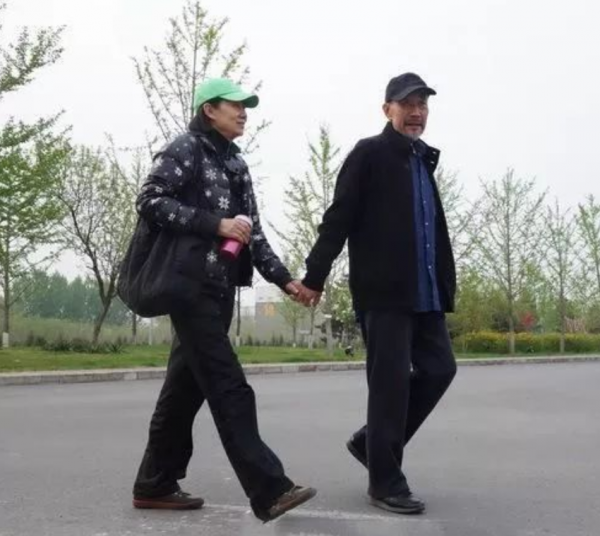 李雪健：患癌18年，脖子潰爛、痛不欲生，妻子一舉動讓他重新振作