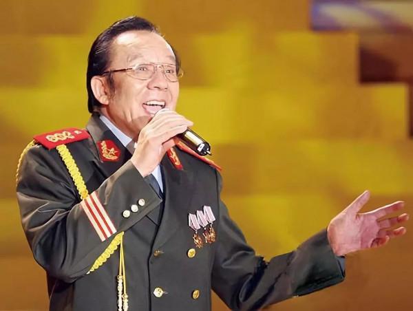 “德藝雙馨”楊洪基：31歲娶初戀，53歲走紅，一輩子不接廣告