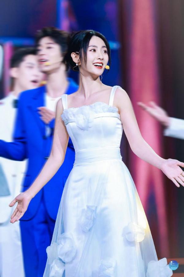 邢菲出席金雞獎閉幕式，穿小白裙如仙女下凡，157的身高比例真好