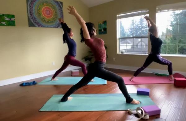 溫哥華40+的三娃媽,八塊腹肌活出少女感!Vicky:感恩瑜伽 溫哥華40+的三娃媽,八塊腹肌活出少女感!Vicky:感恩瑜伽