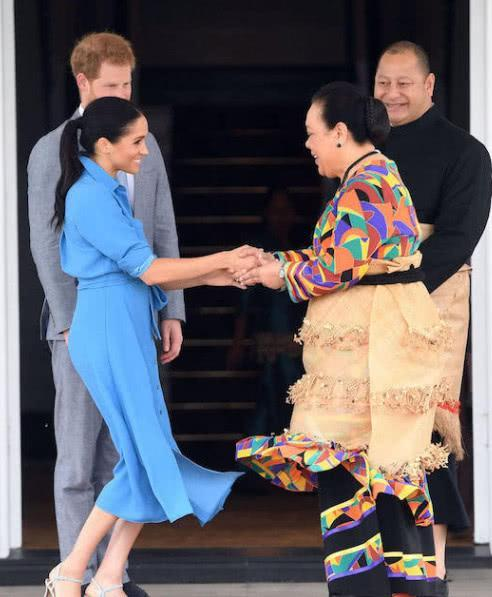 戴安娜行屈膝禮優雅得像仙女,卻在泰國行錯了禮,梅根行禮像侍女 戴安娜行屈膝禮優雅得像仙女,卻在泰國行錯了禮,梅根行禮像侍女