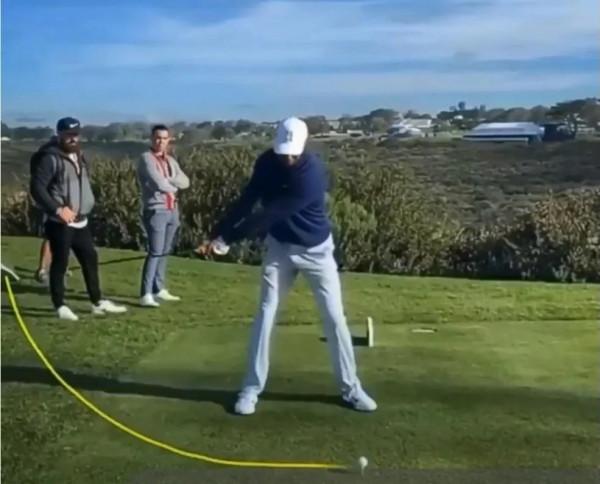 打高爾夫：引杆，又把表象當原因說。誤導人。引杆是果，不是因