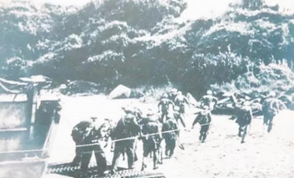 司令員說:你不是說刀槍不入嗎?我們試一試!他回答:開槍吧 司令員說:你不是說刀槍不入嗎?我們試一試!他回答:開槍吧