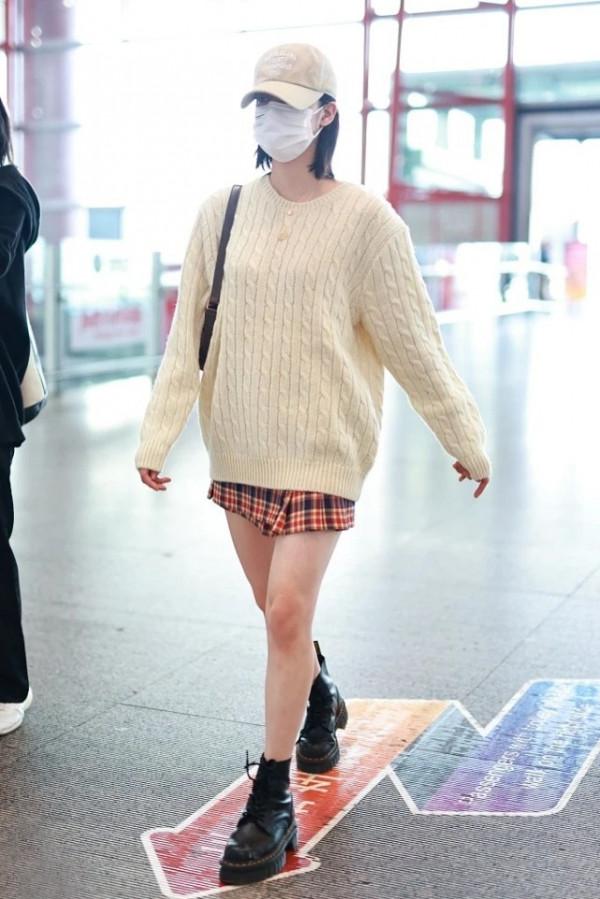 歐陽娜娜開始穿毛衣了，“上冷下熱”穿法夠個性，造型時髦又搶眼