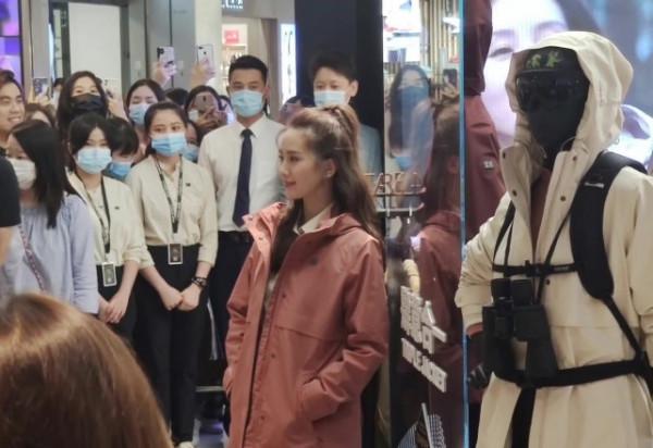 劉詩詩云看秀不敷衍！襯衫＋半身裙變都市麗人，隨便拍都堪稱大片