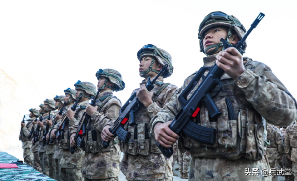 西藏合成旅秋季新兵授裝?全套星空迷彩配95式步槍,鋼多氣也足 西藏合成旅秋季新兵授裝?全套星空迷彩配95式步槍,鋼多氣也足