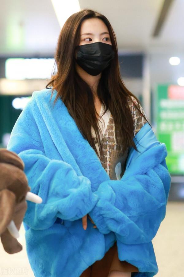 楊超越穿藍色羊羔絨外套搭配短褲，大秀美腿引人注目