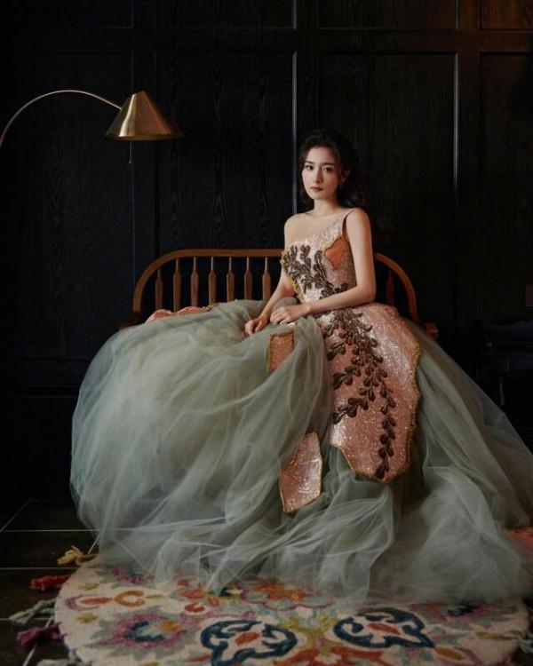 楊冪真是“裝嫩”高手，穿粉色紗裙扮在逃公主，既減齡又顯凹凸感