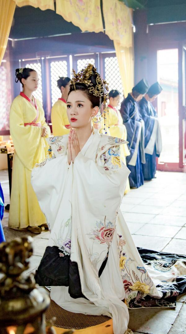 來！強行裝嫩的阿姨們，這6位女明星告訴你，超齡根本演不出少女