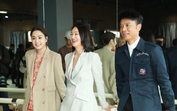 81年的阿嬌遇上60年的惠英紅,狀態真不一樣,看不出21歲的年齡差 81年的阿嬌遇上60年的惠英紅,狀態真不一樣,看不出21歲的年齡差