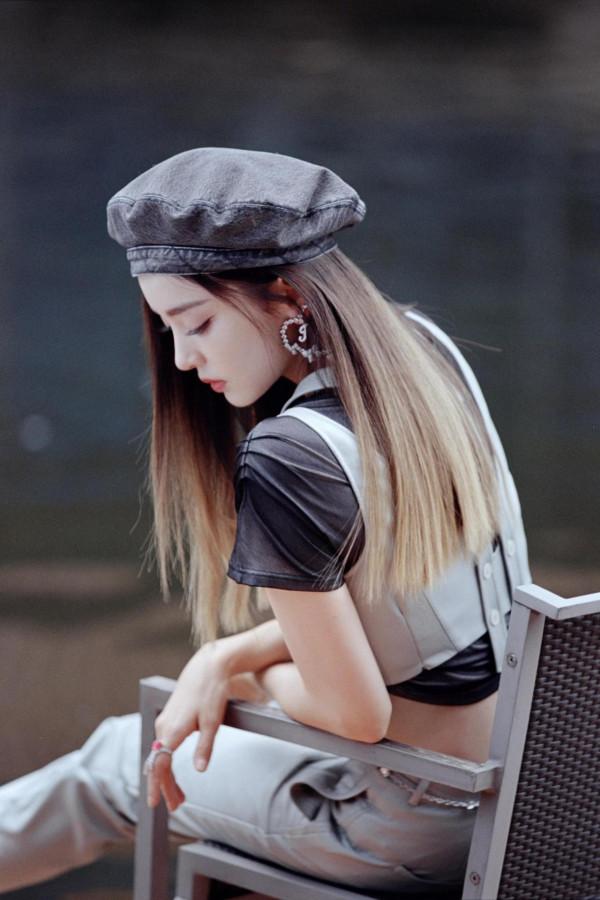 古力娜扎美圖,頭戴貝雷帽,身穿米色皮衣套裝,精緻美颯 古力娜扎美圖,頭戴貝雷帽,身穿米色皮衣套裝,精緻美颯