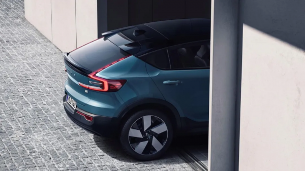 408馬力開著超爽,個性轎跑SUV回頭率100%,內飾看著就舒服 408馬力開著超爽,個性轎跑SUV回頭率100%,內飾看著就舒服