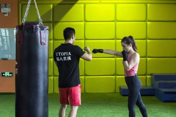 這姑娘月薪8K，貸款60W區去健身？