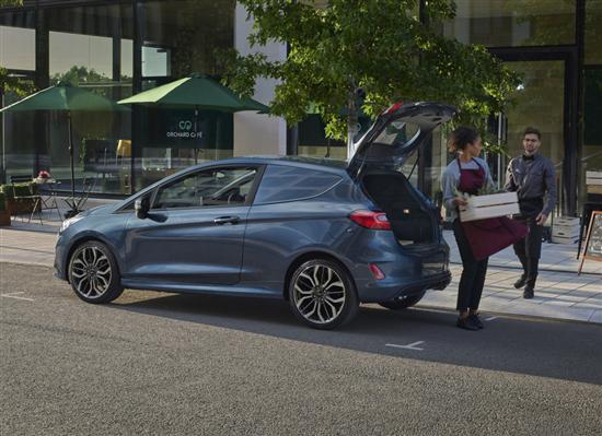 延續三門設計 新款福特嘉年華Van官圖釋出 延續三門設計 新款福特嘉年華Van官圖釋出