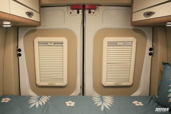 一家三口旅居首選B型房車！全車軟包功能完善！實拍金冠賓歌B500