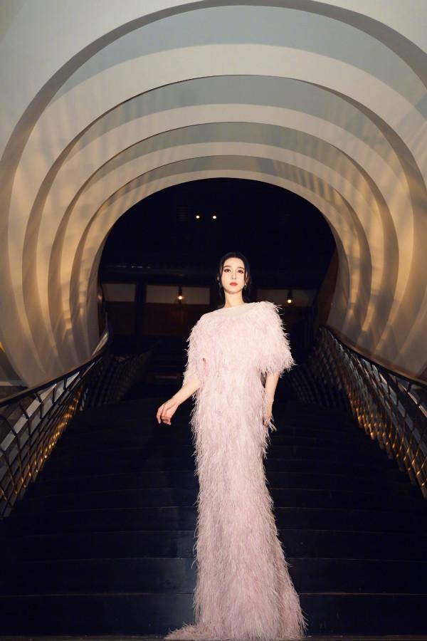 紅毯女王終於迴歸！范冰冰晚宴造型徹底封神，穿羽毛禮服美成主角