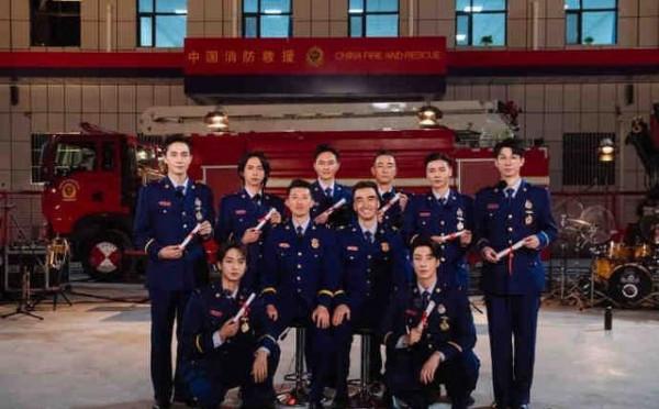 趙文卓被誣陷飆車被抓，網友幫闢謠，陳小春張智霖變交警指揮交通