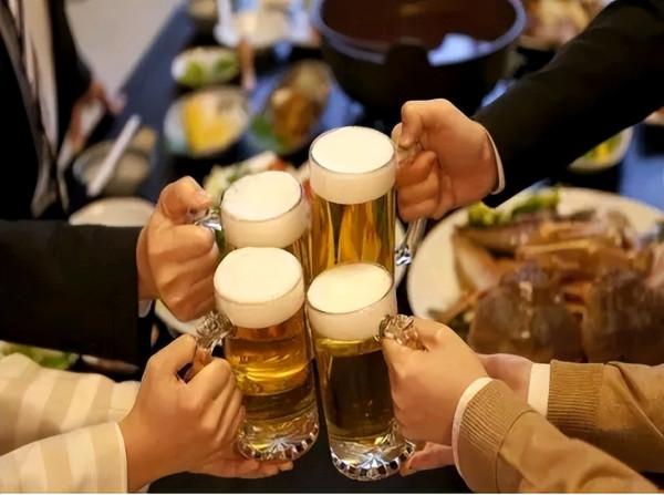 喜歡喝酒的人，身體反覆有4種情況，酒精肝或已找上門，趕緊戒