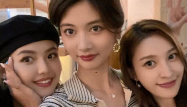 《心動4》羅悅嘉曬與麥姐合照，只顧臉好看手指P歪了，太敷衍了