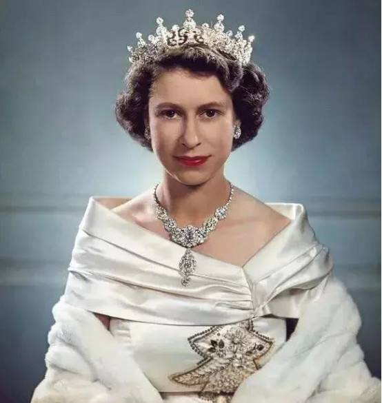 95歲英女王辦茶會宴客，幽默風趣笑開顏；老太太又創新紀錄