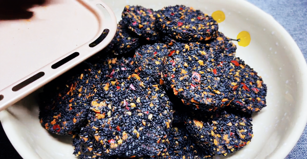 女人40歲別太節儉，常吃9種“零嘴”，滋陰補血，氣色紅潤顯年輕