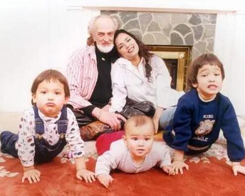 韋唯：離婚受創傷，抗病8年，3個兒子是她的精神支撐