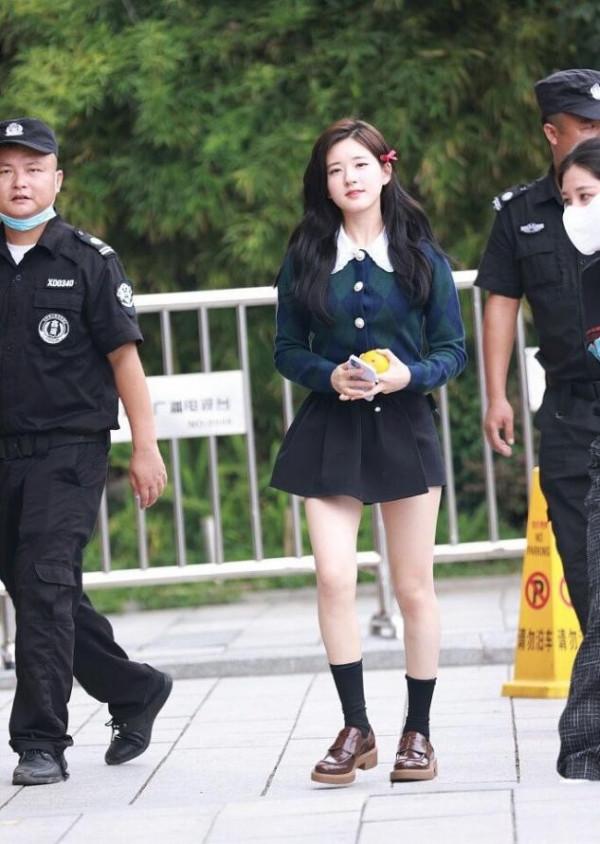 趙露思的“肉肉臉”挺吃香的，穿學院風套裝清純動人，越看越好看