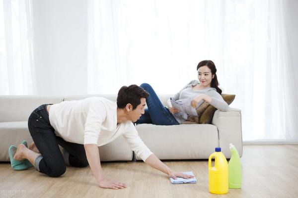 60歲女僱主讓男保姆捶背，女僱主：這是責任，男保姆：捶一下10元