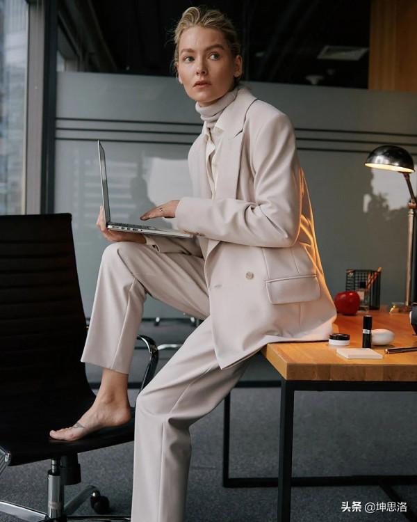 穿搭靈感丨上班女郎的秋冬通勤穿搭，時髦簡約又優雅
