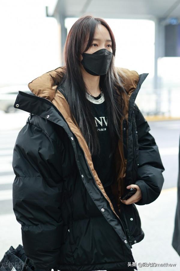 街拍：孟佳穿廓形羽絨服時髦有型，全黑裝扮美麗時尚