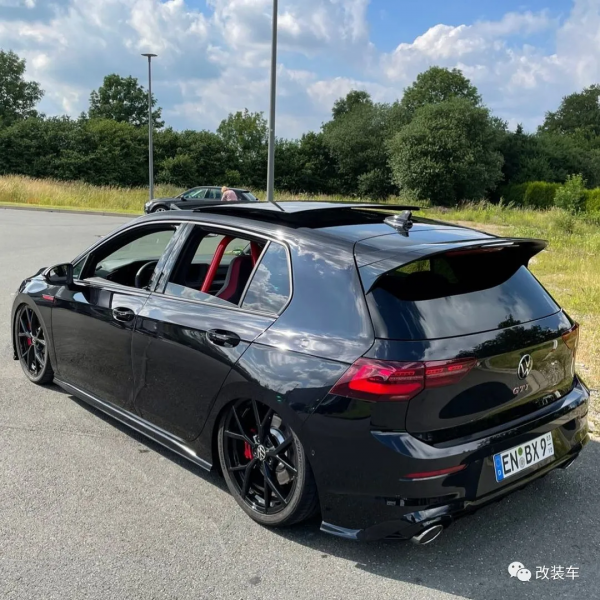 用一身競技改件來玩姿態的8代高爾夫GTI，這操作你們看得懂嗎？