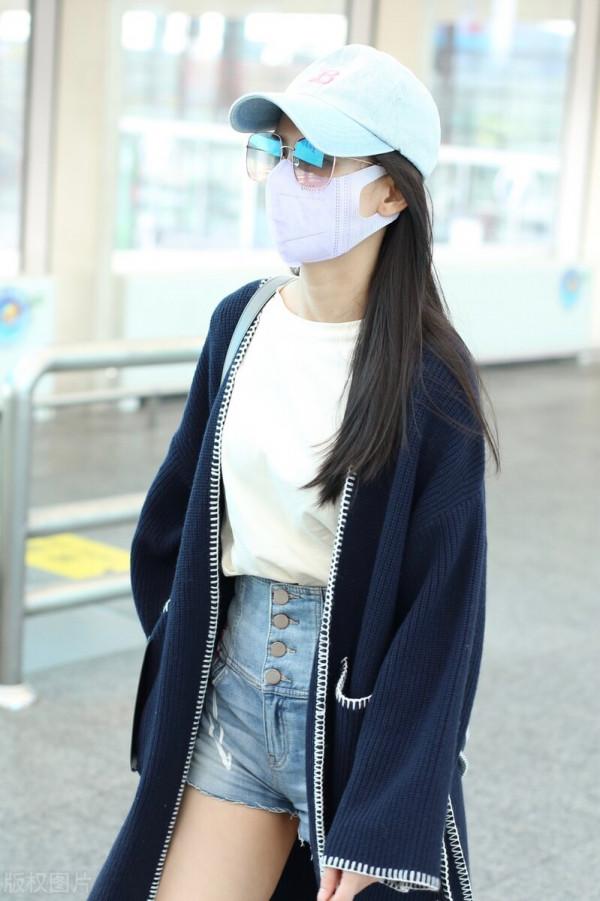 黃聖依機場街拍，穿深藍色針織開衫，搭淺藍色短褲，配出別樣時髦