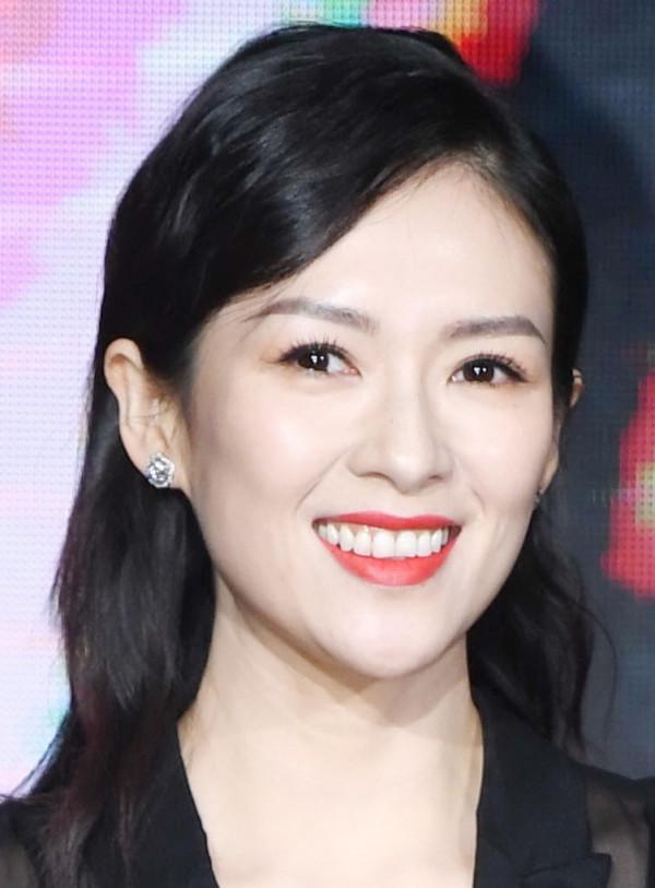 章子怡保養似少女，穿透明薄紗黑裙又美又野，肌膚緊緻不像媽媽輩