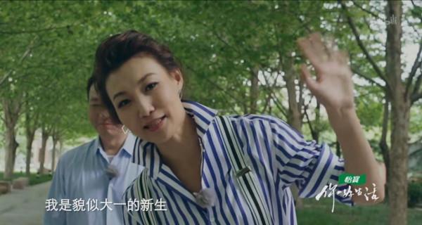 李梓萌私下真洋氣，扎高馬尾和新聞裡差距好大，穿揹帶褲哪像43歲
