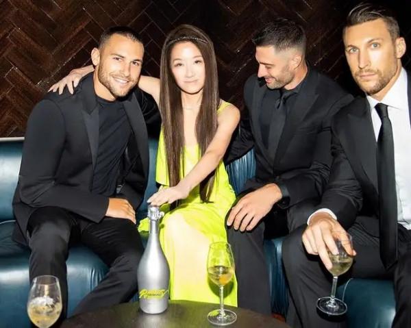 72歲王薇薇和36歲男友同框,長髮飄逸顏值線上,黃色吊帶裙吸睛 72歲王薇薇和36歲男友同框,長髮飄逸顏值線上,黃色吊帶裙吸睛