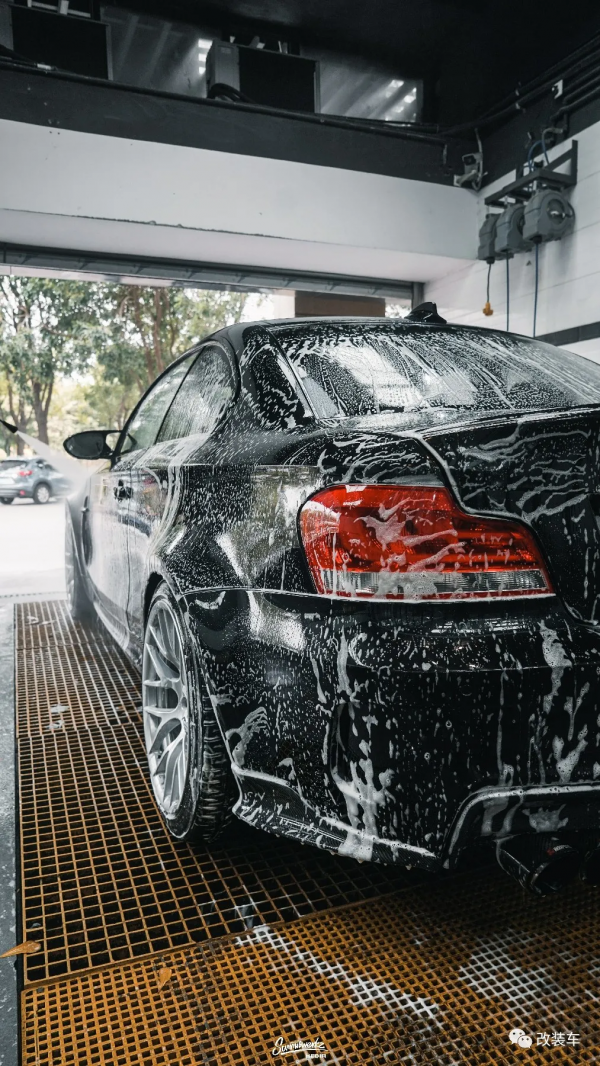 珍獸般的黑武士寶馬1M,開慣了500馬力本田S2000也不一定能駕馭 珍獸般的黑武士寶馬1M,開慣了500馬力本田S2000也不一定能駕馭