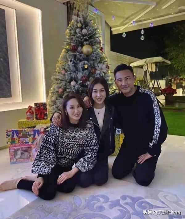 時隔15年同框！鍾嘉欣穿皮衣搭林文龍重拾往日精彩，原配港姐搶鏡