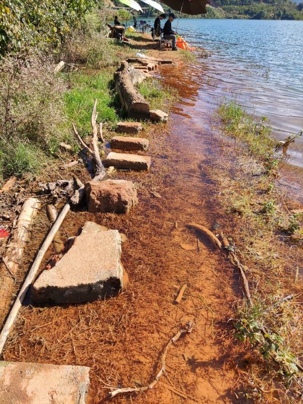 梅子姐又玩路亞又玩手竿，痴迷釣魚連老公的年假也用上了