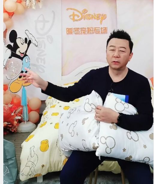 54歲郭濤現身直播帶貨？人氣慘淡狀態不佳，滿臉褶子違和感重