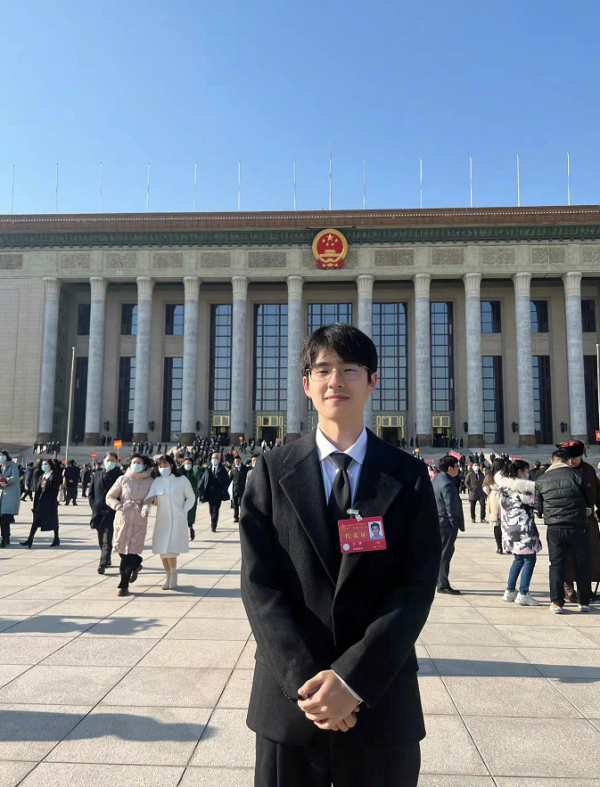 兩大“央視臉”同框！劉濤穿西裝開會超幹練，佟麗婭走小香風絕美