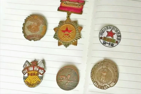 四川老兵登記，94歲老農被質疑貪財冒充，他掏出三枚特等功勳章