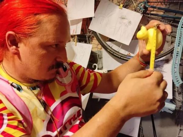 從加拿大到俄羅斯，一隻愛心小黃鴨的奇幻漂流