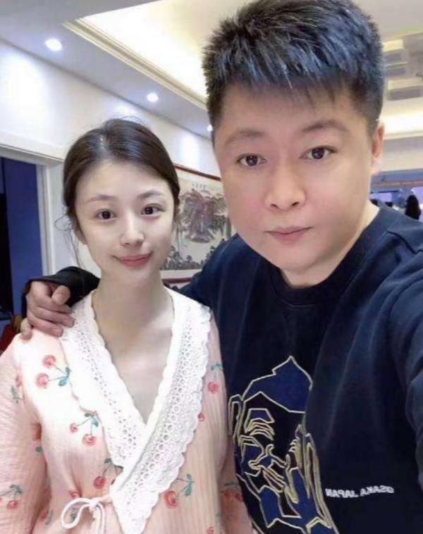 賀樹峰：被趙本山力捧12年不火，38歲娶小12歲嬌妻，開燒烤店被告