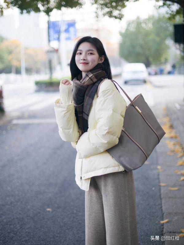 冬天穿衣不止有深色調,想要“衣”鳴驚人的話,就選擇奶白色系 冬天穿衣不止有深色調,想要“衣”鳴驚人的話,就選擇奶白色系