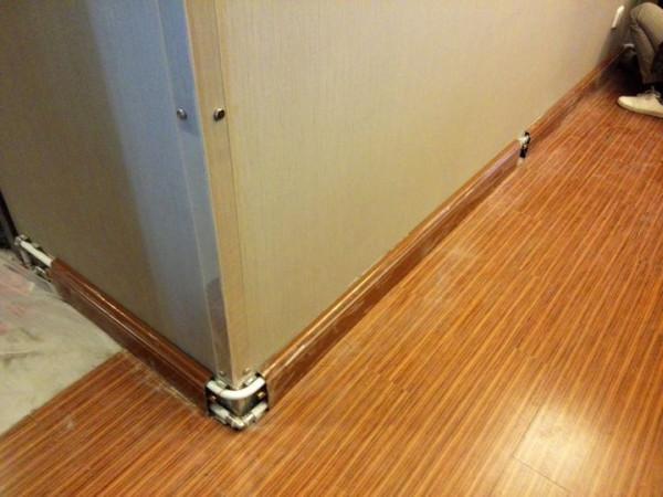 很多人家裡都不安地暖了，改用踢腳暖，比地暖安裝簡單，升溫還快