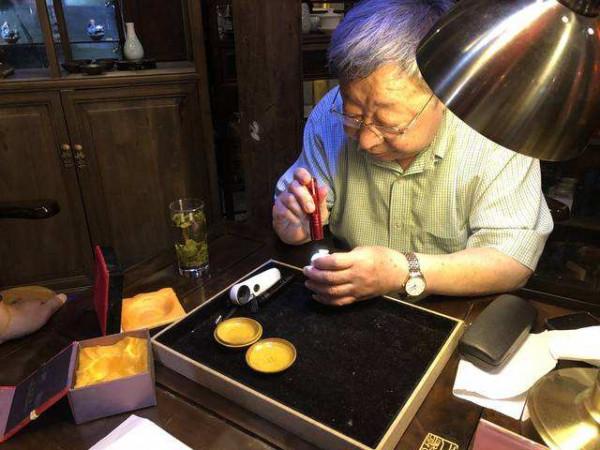 女子帶戴了10年的玉墜鑑寶,專家:你膽兒真大 女子帶戴了10年的玉墜鑑寶,專家:你膽兒真大