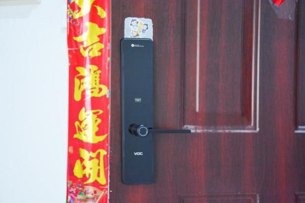 榮耀VOC智慧門鎖X6體驗，手機一碰即開，讓家更舒心