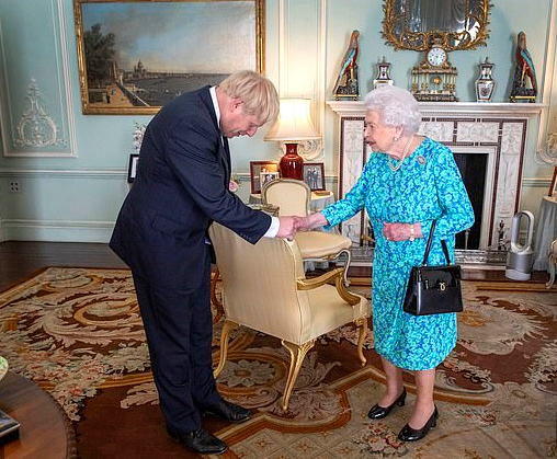 萌獅約翰遜：生七娃壓力山大，腰揣奶瓶、頭頂吞金獸蹭老爹釋出會