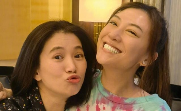 《披哥》慶功宴，大嫂團齊聚一堂，張晉蔡少芬十指緊扣成全場最甜